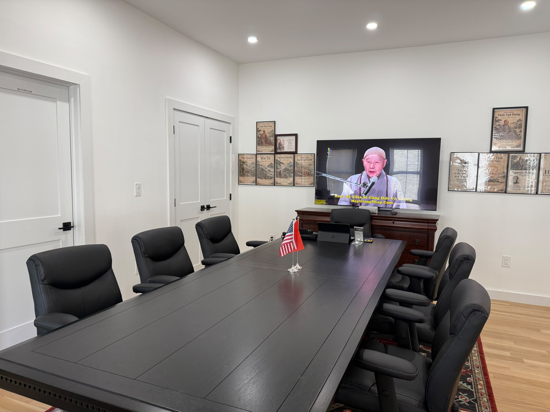 A place to meet and exchange ideas — DinhLe Cambridge office